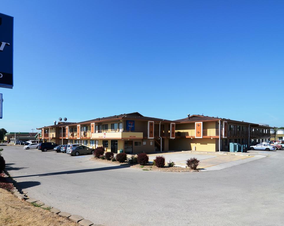 Super 7 Motel Coralville Zewnętrze zdjęcie