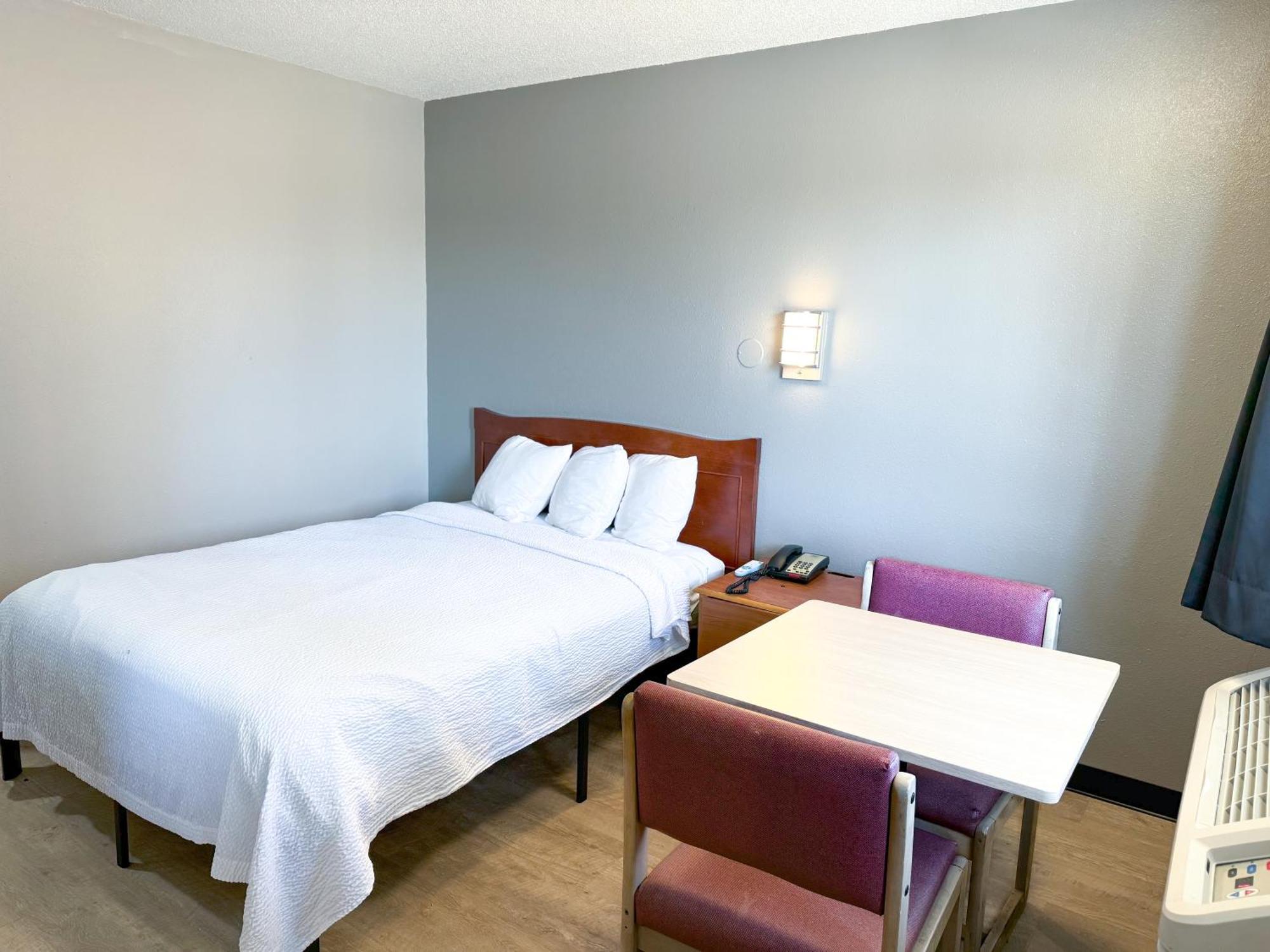 Super 7 Motel Coralville Zewnętrze zdjęcie