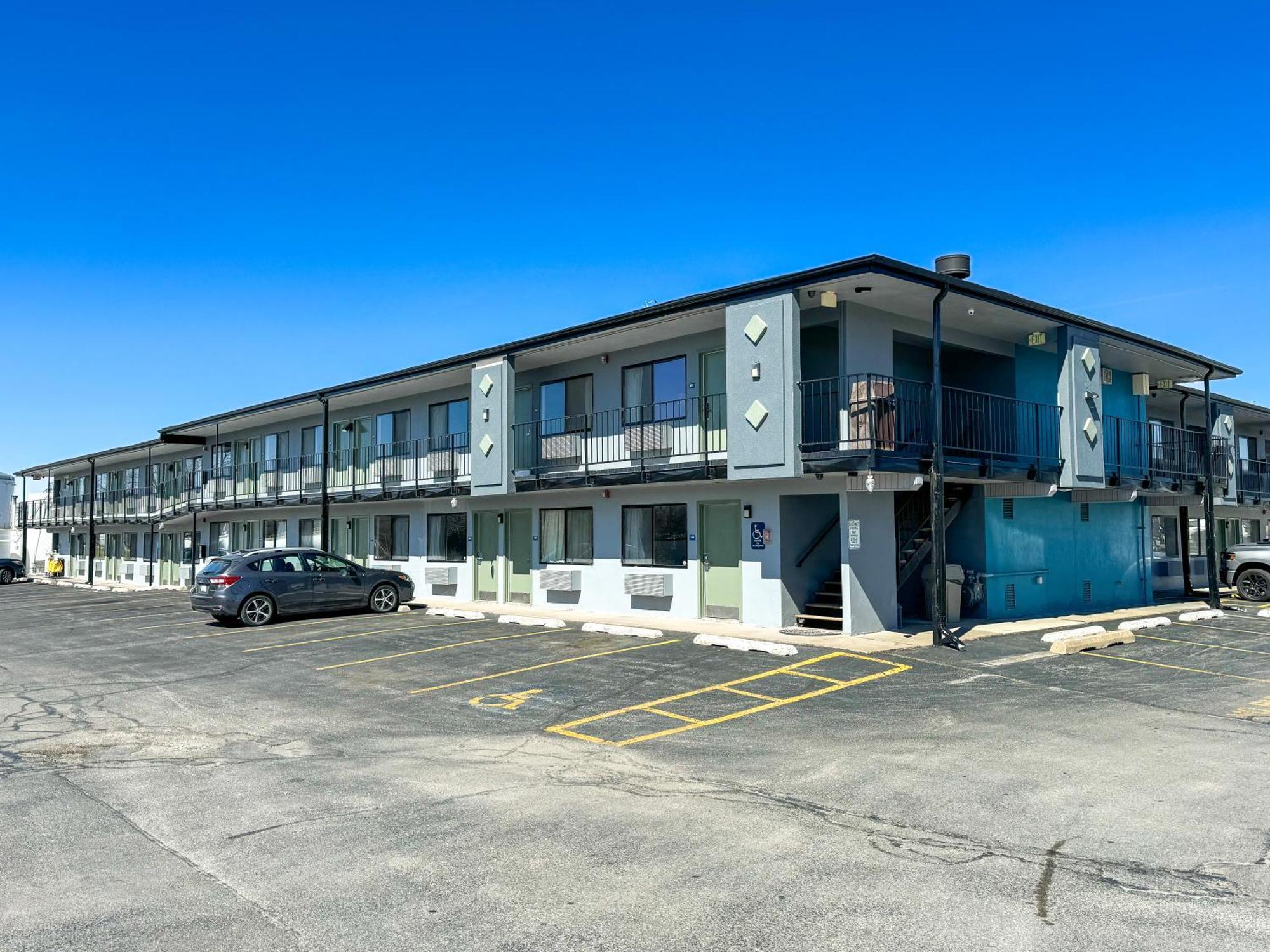 Super 7 Motel Coralville Zewnętrze zdjęcie